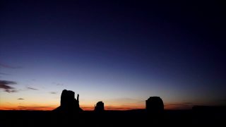 纪念碑谷的第一缕曙光，时间流逝。美国犹他州视频素材模板下载
