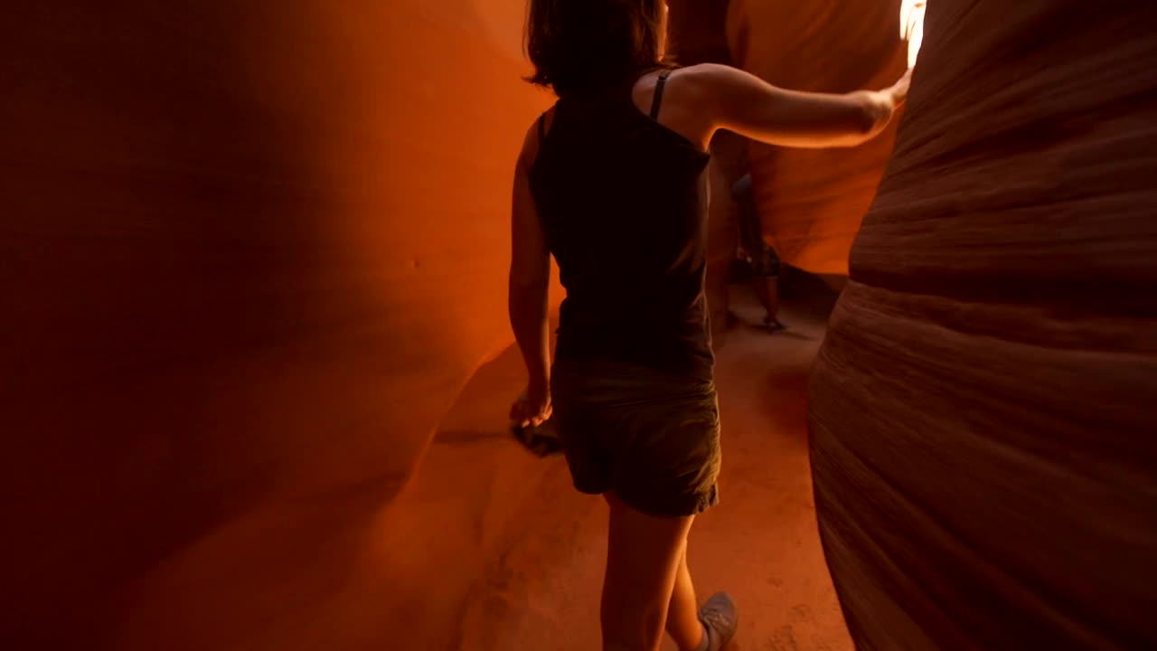 一名年轻女子正在犹他州上羚羊区的内部行走。美国