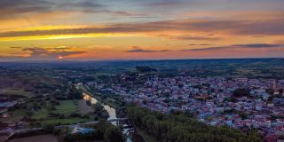 希腊didymoteicho乡村城市日出、正午和日落时的村庄和河流的4K高质量空中延时(hyperlapse)