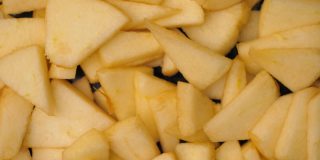 新鲜苹果切片和准备苹果制作奥利维尔沙拉，沙拉制作概念
