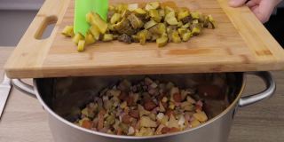 黄瓜切片和准备黄瓜为准备奥利维尔沙拉，准备沙拉的概念