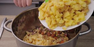 煮土豆，切土豆和准备土豆揉成奥利维尔沙拉，准备沙拉的概念