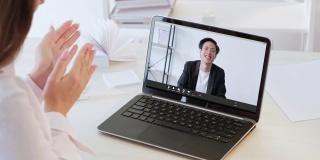 在线聊天视频会议商务人士笔记本电脑