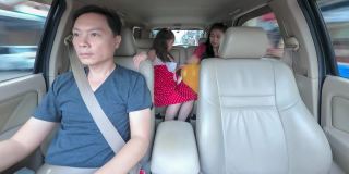 亚洲家庭在夏天的周末开车旅行