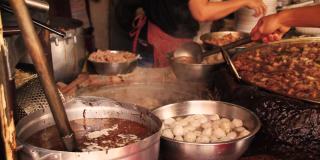 繁忙的面馆出售传统泰国牛肉汤面