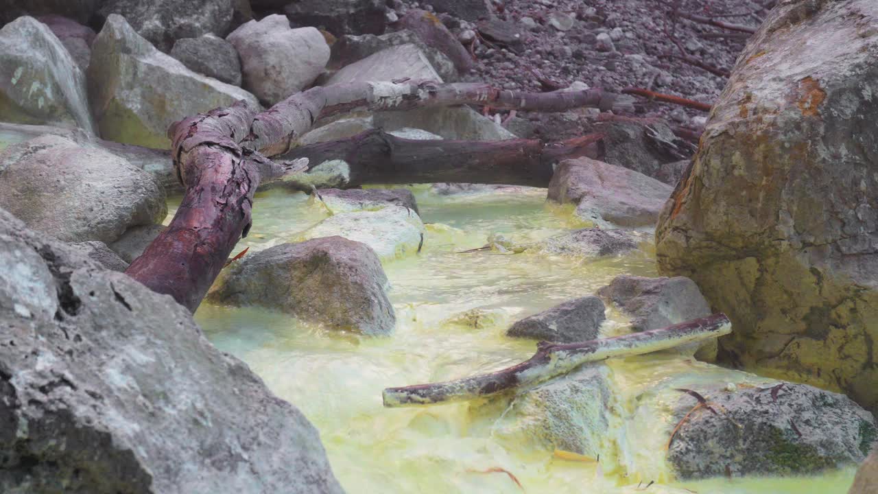 天然火山活动的硫磺温泉，热气云团，蒸汽。