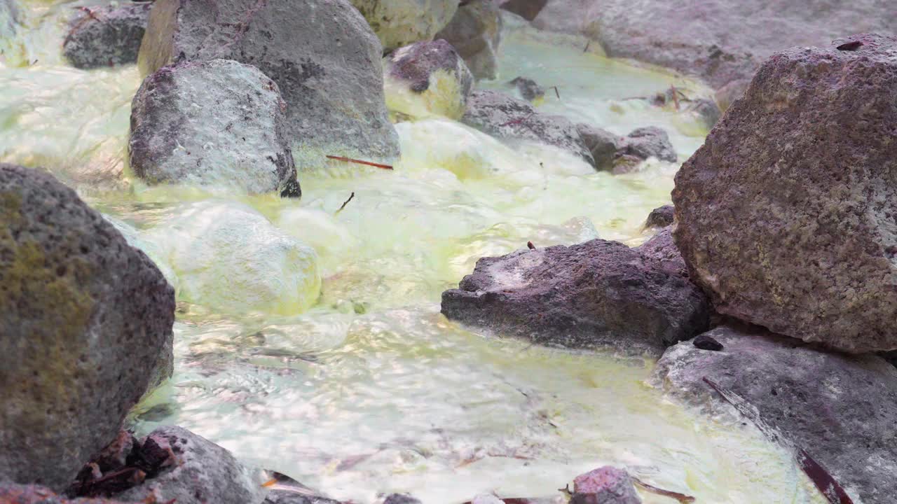 天然火山活动的硫磺温泉，热气云团，蒸汽。