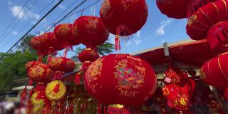 春节假期或农历新年前，亚洲街头市场上出售的五颜六色的红色和金色的中国灯笼。春节的概念。到亚洲旅行