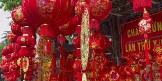 春节假期或农历新年前，亚洲街头市场上出售的五颜六色的红色和金色的中国灯笼。春节的概念。到亚洲旅行