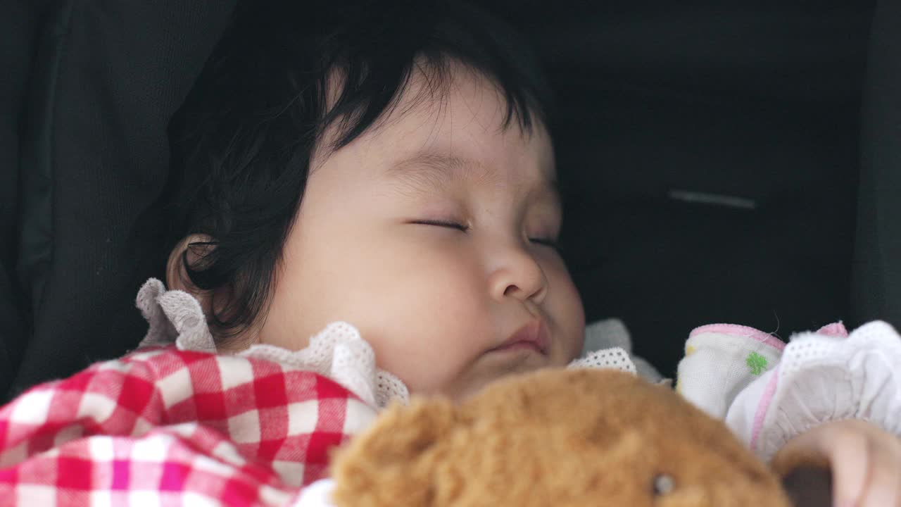 放大婴儿睡觉的镜头。