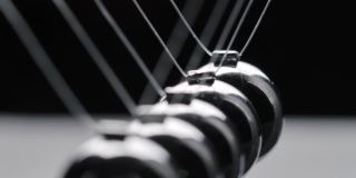 钢铁牛顿球在黑色背景运动的视频