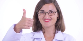 女医生的肖像微笑和给予拇指孤立的白色背景