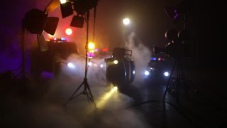 动作电影的概念。以雾为背景的黑色警车和微型电影。一辆警车在晚上追一辆车。犯罪现场。有选择性的重点视频素材模板下载