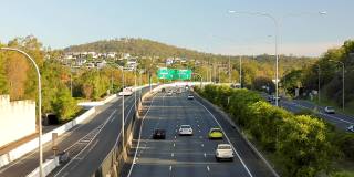 高速公路交通-快速移动宽镜头