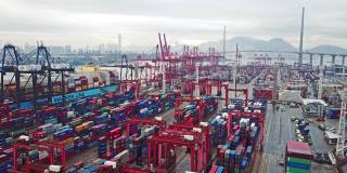 香港。2月20日。鸟瞰图巨大的工业港口与集装箱和巨大的船舶。