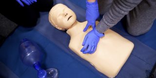 训练医用人体模型娃娃学习用假人做胸部按压。急救心肺复苏训练。前视图。