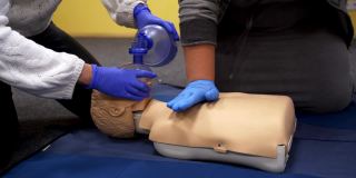 医学人体模型的训练做心肺复苏的人。胸部按压假人的过程。