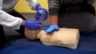 医学人体模型的训练做心肺复苏的人。胸部按压假人的过程。视频素材模板下载