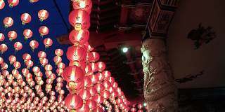 中国农历新年庆祝活动之前更换灯笼内