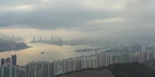 从天空看香港城市在雾天