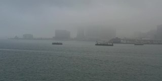 香港渡轮在大雾天的画面