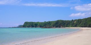 位于冲绳岛东部的一个美丽的天然海滩