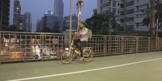亚洲商人在立交桥上骑自行车