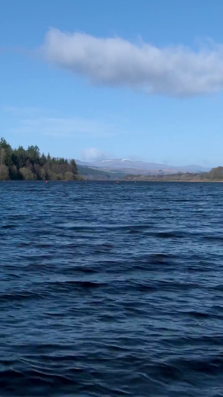 春天早晨苏格兰湖的景色