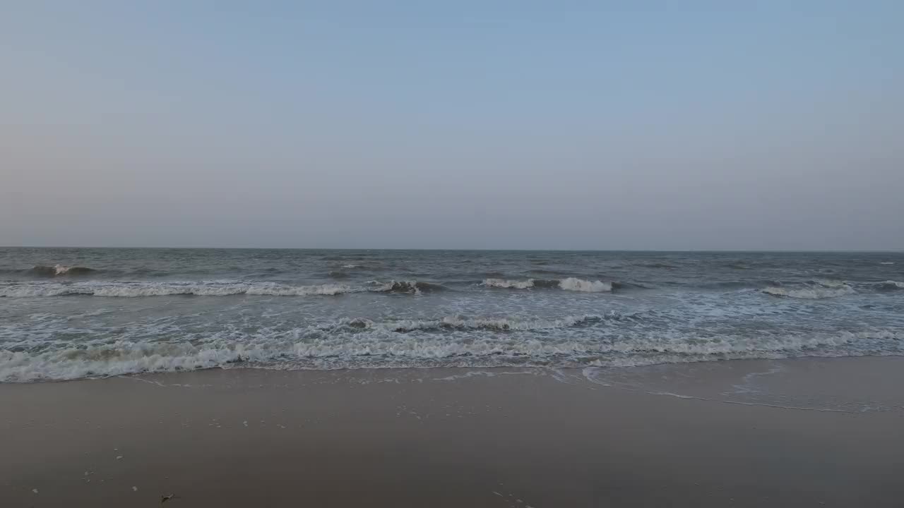 傍晚沙滩上的汹涌海浪的正面视图