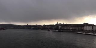 布达佩斯市中心多瑙河早春雨天延时