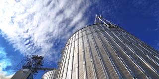 谷物升降机。大型钢粮仓，用于农产品加工。在户外机库的前提。视图从下面。