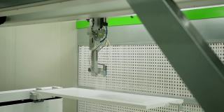 门生产用工业设备。自动化机器正在将木板涂成白色。现代制造业的内部。