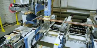 工业机器制造木门。车间门生产的自动化装置。现代工业。