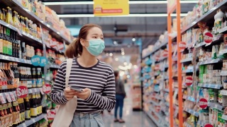 女人在超市购物，戴着口罩。视频素材模板下载