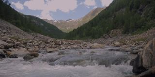 瑞士阿尔卑斯山脉的河流和山脉，提契诺
