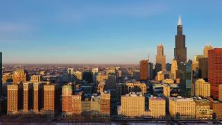 冬天早晨芝加哥的城市天际线。金色的小时。鸟瞰图。美国视频素材模板下载