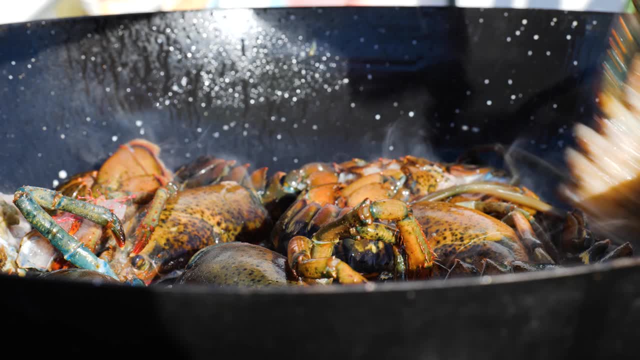 在煎锅中煎炸打开的龙虾以准备米饭或海鲜饭