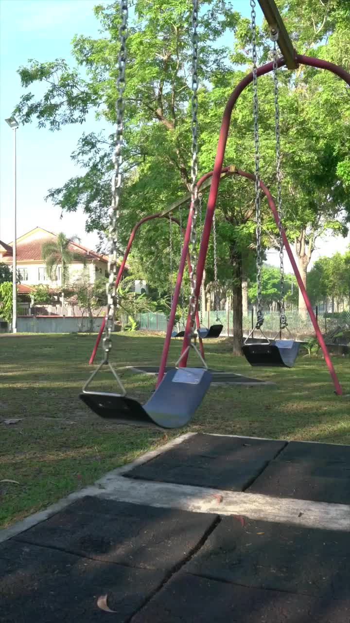 公园空地的垂直视频。Swing进展缓慢。