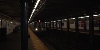 纽约地铁列车到达站台。纽约市的一列地下火车到达旅客站台