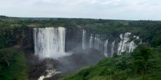 遥远的风景Calandula瀑布在安哥拉，燕子飞周围的相机雾瀑布空中
