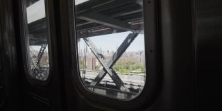 从纽约地铁的窗户看纽约市的建筑。穿过居民区的纽约地下