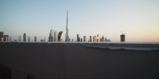 日落时分，迪拜的城市中心和哈利法塔。阿拉伯联合酋长国繁忙的城市交通和高耸的摩天大楼