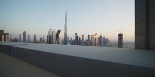 迪拜大都会中心的摩天大楼。迪拜高速公路上的现代摩天大楼和繁忙的城市交通