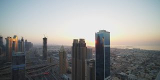日落时分，迪拜市中心的全景，哈利法塔和繁忙的高速公路交通