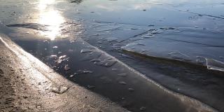 一条被碎冰覆盖的河