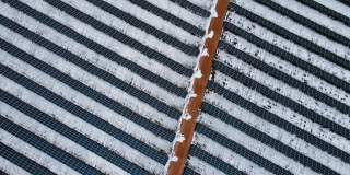 鸟瞰图，在冬天的雪地里，利用太阳能发电的发电站