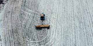 冬季利用拖拉机在有积雪的农业区施肥，为春季作准备