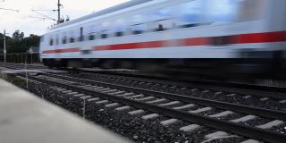 在奥地利，一辆正在行驶的客运火车穿过一个铁路交叉点