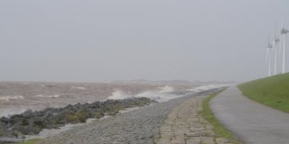 在早春的暴风雨中，海浪袭击了堤坝