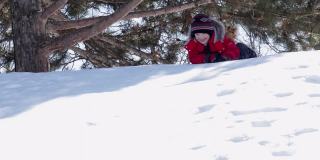 小男孩在冬天的户外雪地上滑雪